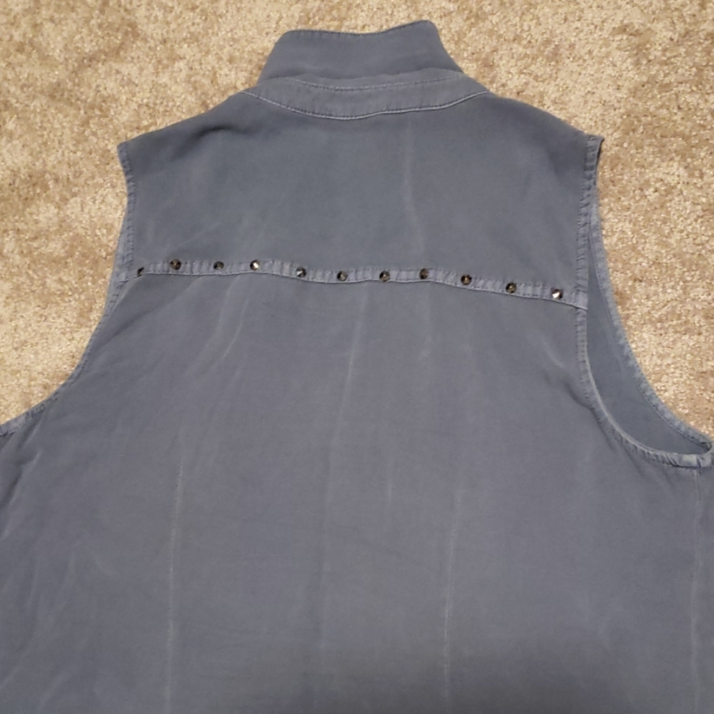 Sleeveless button down - Picture 4 of 4